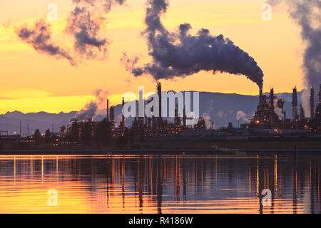 Guscio Puget Sound raffineria di petrolio con Mt. Baker dietro, vicino Anacortes, nello Stato di Washington, USA Foto Stock