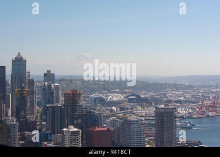 Stati Uniti d'America, nello Stato di Washington, Seattle. Vista da Space Needle di downtown, Waterfront, Mt. Rainier. Traghetti a dock Foto Stock