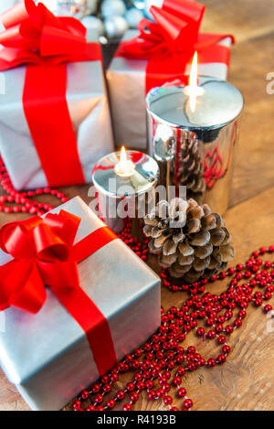 Dono boses e candele per natale Foto Stock