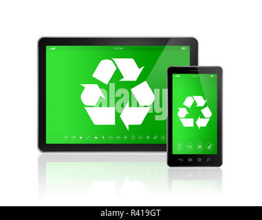Digital tablet PC con un simbolo di riciclaggio sullo schermo. la conservazione ambientale concetto Foto Stock