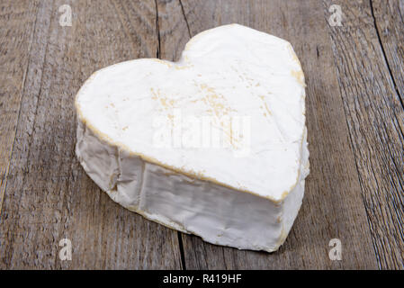 A forma di cuore ad Neufchatel formaggio su un tavolo Foto Stock