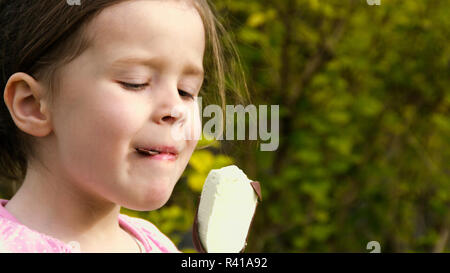 Una bambina mangia nel verde eschimese limon - parte 4 Foto Stock