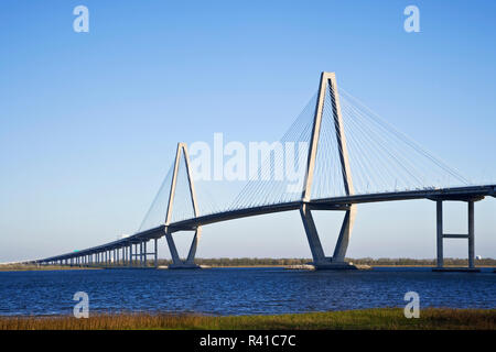 Stati Uniti d'America, Sud Carolina, Charleston. Panoramica di Arthur Ravenel Jr Bridge. Foto Stock