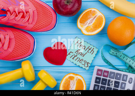 Mangiare sano, dieta, dimagrimento e perdita di peso del concetto. Manubri, sneakers, frutti, nastro di misurazione, calcolatrice e il tessuto del cuore. Salute e fitnes Foto Stock