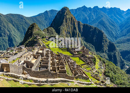 Ampio angolo di fotografia della Città perduta degli Inca, le rovine di Machu Picchu, su una soleggiata giornata estiva si trova vicino a Cusco, Perù. Foto Stock