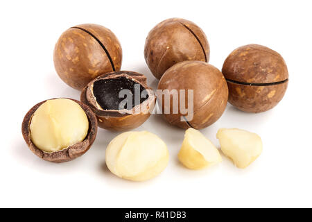 Sgusciate e senza guscio di noci di macadamia isolati su sfondo bianco Foto Stock