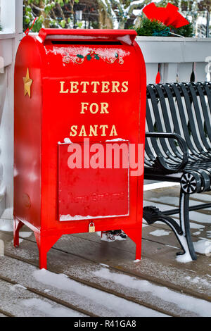 Neve fresca sul rosso cassetta postale per le lettere di Santa, città di Snoqualmie Foto Stock