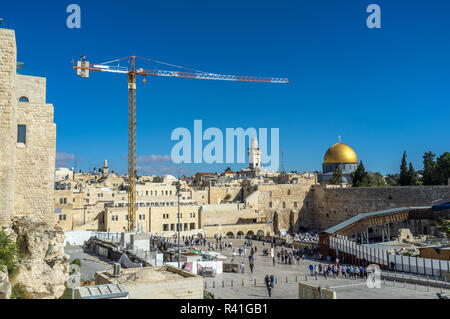 La principale area di Gerusalemme con una enorme gru in un cielo blu giorno Foto Stock