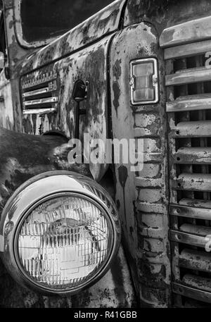 Stati Uniti d'America, Palouse, nello Stato di Washington. Dettagli in bianco e nero di un arrugginito International KB-11 carrello nel Palouse. Foto Stock