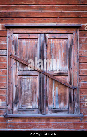 Vintage finestra in legno sul vecchio muro Foto Stock