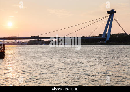 SNP ponte attraverso il fiume del Danubio nella mattina presto Foto Stock