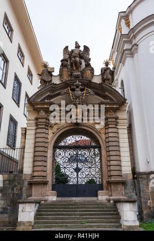 Porta della chiesa dell Assunzione della Vergine Maria Foto Stock