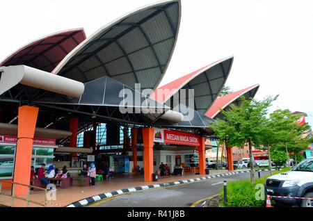 Nuovo Satok Weekend Wet Market per frutta fresca verdura cibo Kuching Sarawak Malesia Foto Stock