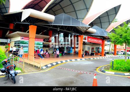 Nuovo Satok Weekend Wet Market per frutta fresca verdura cibo Kuching Sarawak Malesia Foto Stock