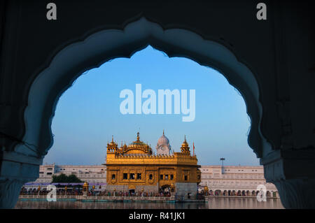 Amritsar Golden Temple - India. Incorniciato con windows dal lato ovest. focus sul tempio Foto Stock