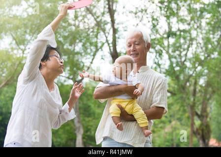 Il cinese nonno e la nonna a giocare con il bambino nipote a outdoor Foto Stock