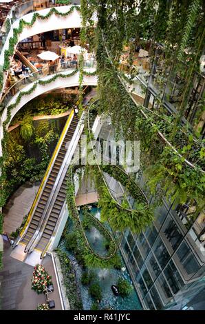 Interni dal design verde verticale dei piani dei ristoranti del centro commerciale Emquartier Bangkok Thailandia Foto Stock