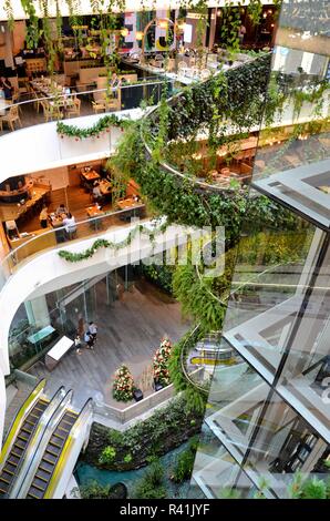 Interni dal design verde verticale dei piani dei ristoranti del centro commerciale Emquartier Bangkok Thailandia Foto Stock