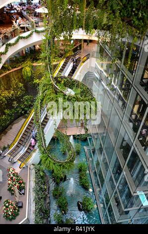 Interni dal design verde verticale dei piani dei ristoranti del centro commerciale Emquartier Bangkok Thailandia Foto Stock