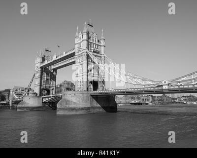 In bianco e nero il Tower Bridge di Londra Foto Stock