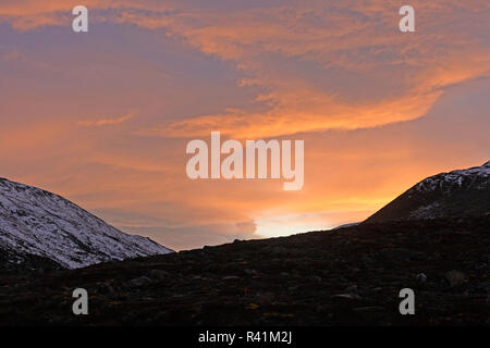 Tramonto su un alto crinale artico vicino a Cape Dyer sull Isola Baffin in Nunavut, Canada Foto Stock