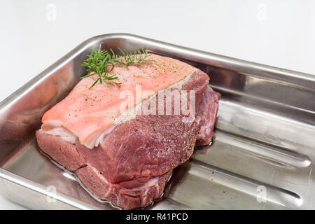 Carne di maiale cruda al pezzo - arrosto di maiale con crosta Foto Stock