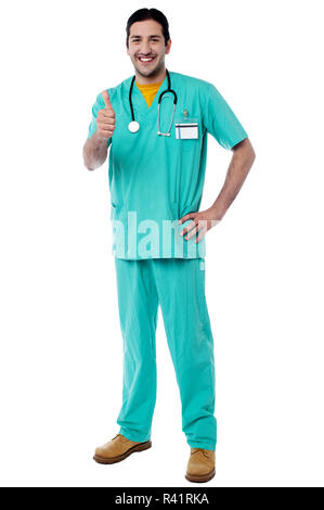 Sorridente medico mostrando pollice in alto Foto Stock