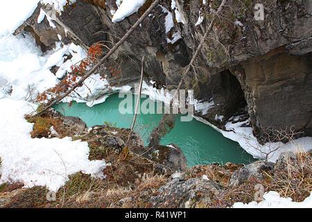 Sunwapta Falls e , che si trova nel Parco Nazionale di Jasper, Alberta, Canada. Foto Stock