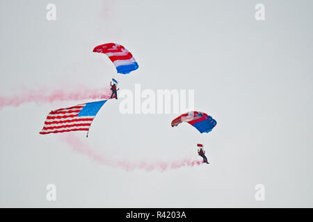 Stati Uniti d'America, Wisconsin, Oshkosh, AirVenture 2016, patriota Parachute Team Foto Stock