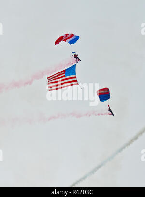 Stati Uniti d'America, Wisconsin, Oshkosh, AirVenture 2016, patriota Parachute Team Foto Stock