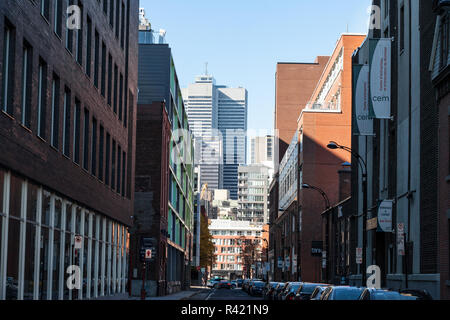 MONTREAL, Canada - 4 Novembre 2018: Business grattacieli nel centro di Montreal, visto da una strada nelle vicinanze delle principali città di Quebec, un simbolo o Foto Stock