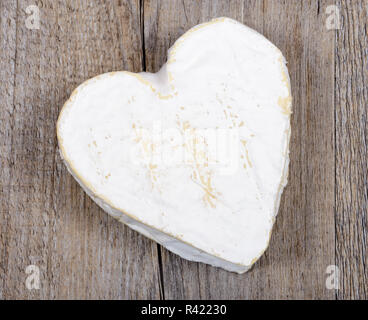 A forma di cuore ad Neufchatel formaggio su un tavolo Foto Stock