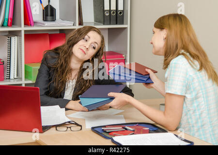 Ha conseguito un diploma di specializzazione in HR, sperando di trovare un posto di lavoro Foto Stock