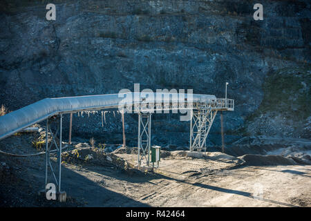 Un rivestimento in alluminio con nastro trasportatore trasporta in una cava di materiale incoerente. Foto Stock