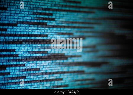 Il cyberspazio dati concetto di trasferimento. Blu codice binario. computer ai dati di intelligence connessione internet i concetti. Foto di schermo di computer dis Foto Stock
