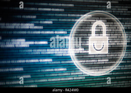 Cyber security. La luce bianca icona a forma di lucchetto sul led dello schermo del computer monitor. colori blu e verde con il codice binario del movimento in movimento da sinistra a rig Foto Stock