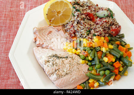 La quinoa con verdure e salmone Foto Stock