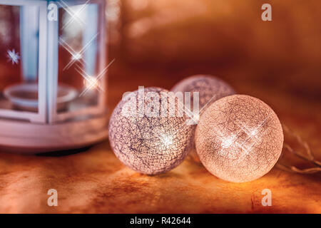 Bellissime decorazioni natalizie e lampada bianca a forma di cuore sulla arancione sfondo caldo in primo piano Foto Stock