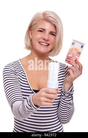 Donna con lampadina lampada a risparmio energetico e 10 di banconote in euro Foto Stock