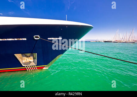 Yacht di lusso prua vista sul mare colorato Foto Stock