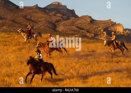 Stati Uniti d'America, Wyoming, Shell, il nascondiglio Ranch, Golden luce splende su cowboy e Cowgirl (MR, PR) Foto Stock