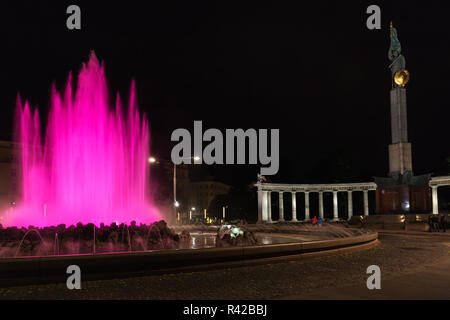 Fontana rosa su Schwarzenbergplatz square, Vienn Foto Stock