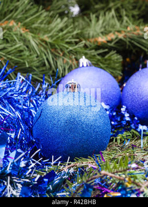 Blue Violet baubles di Natale, tinsel, albero di Natale 2 Foto Stock