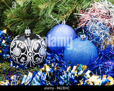 Blue Violet baubles di Natale, tinsel, albero di Natale 5 Foto Stock