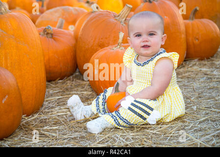 Carino Baby in Zucca Patch Foto Stock