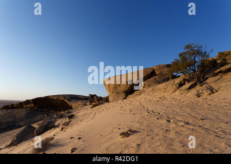 Formazione di roccia nel deserto del Namib in sunset, paesaggio Foto Stock