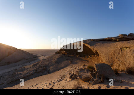 Formazione di roccia nel deserto del Namib in sunset, paesaggio Foto Stock