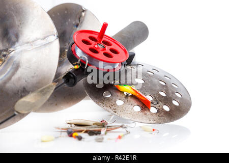 Primo piano la pesca sul ghiaccio affronta e attrezzature Foto Stock