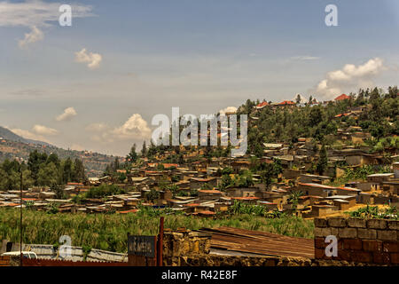 Il Kigali, Ruanda - OTTOBRE 18,2017: Nyabugogo la vista ad un povero e la parte vecchia della città da KN 7 Road.Si trova su una collina e così uno dei motivi per cui Rw Foto Stock