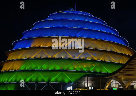 Il Kigali, Ruanda - OTTOBRE 23,2017: Convention Center sul tetto sono colorate luci nella notte. Nella costruzione si organizzano numerosi eventi,allegato Foto Stock